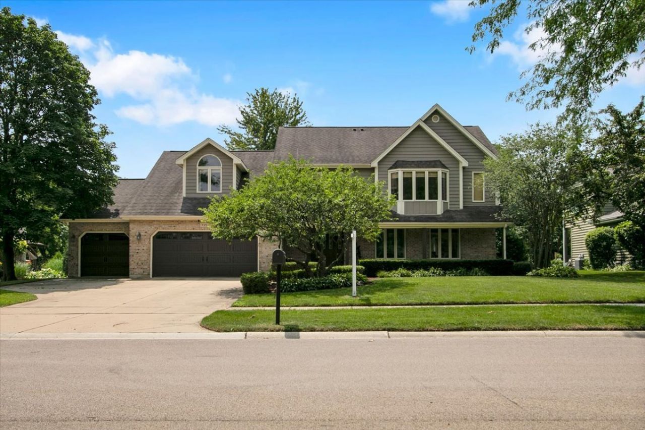 735 Queensgate Circle, Sugar Grove, IL 60554 Main Photo