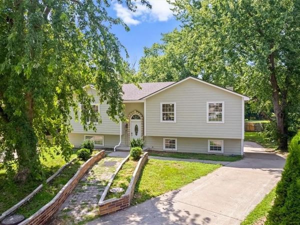 318 SE Bent Tree Drive, Blue Springs, MO 64014