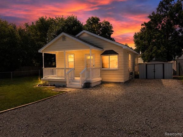 2112 E Scottwood Avenue, Burton, MI 48529