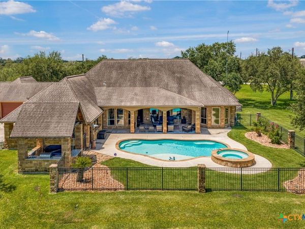 178 Juniper Trail , Yoakum, TX 77995