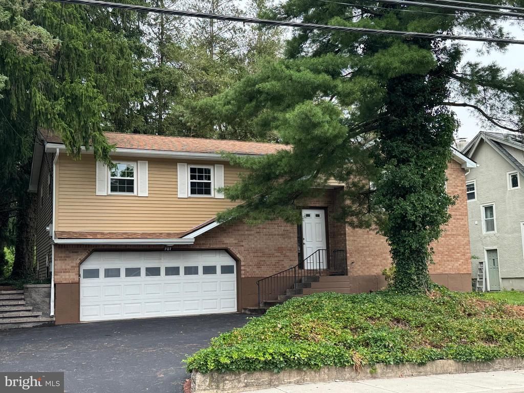 707 W STATE STREET , COOPERSBURG, PA 18036