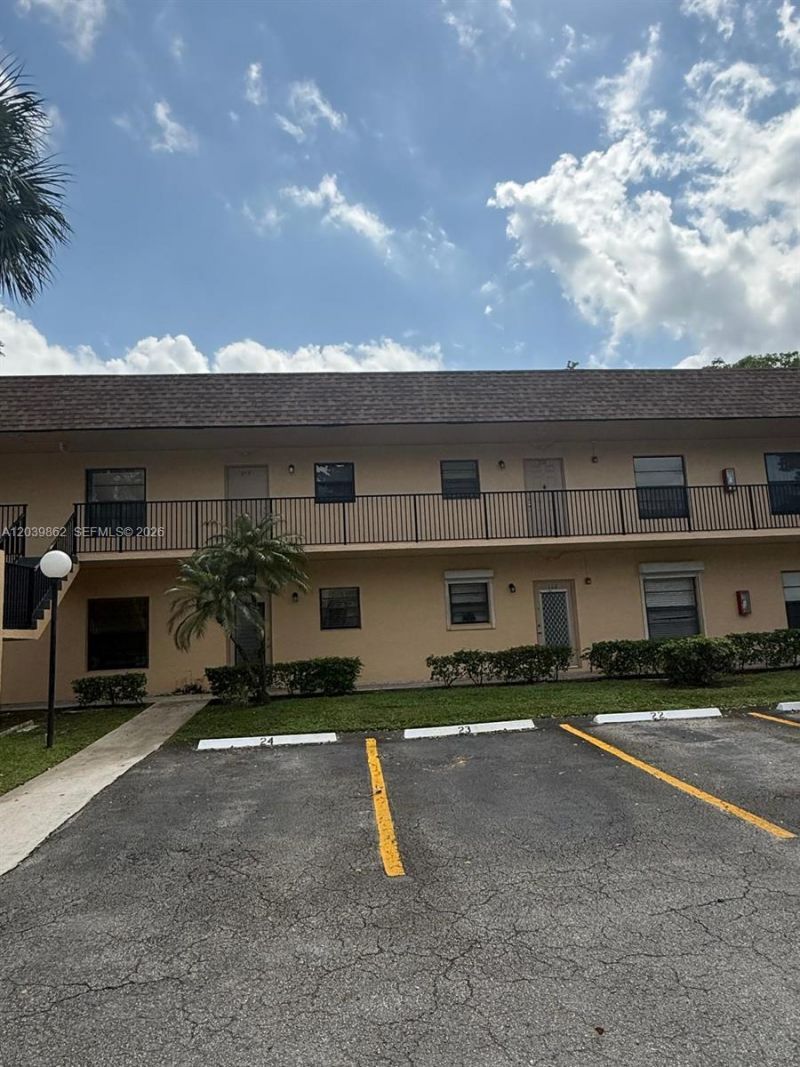 2 Briarwood Cir , Unit 212, Hollywood, FL 33024 Photo