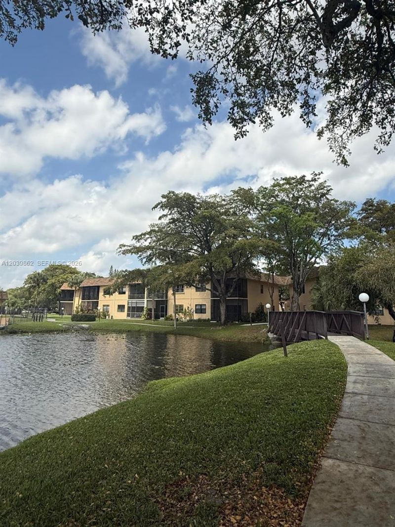 2 Briarwood Cir , Unit 212, Hollywood, FL 33024 Photo