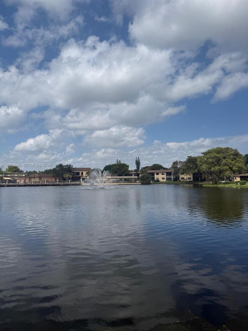 2 Briarwood Cir , Unit 212, Hollywood, FL 33024 Photo