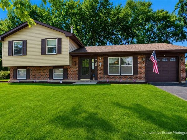 226 Lincolnshire Court , Bolingbrook, IL 60440
