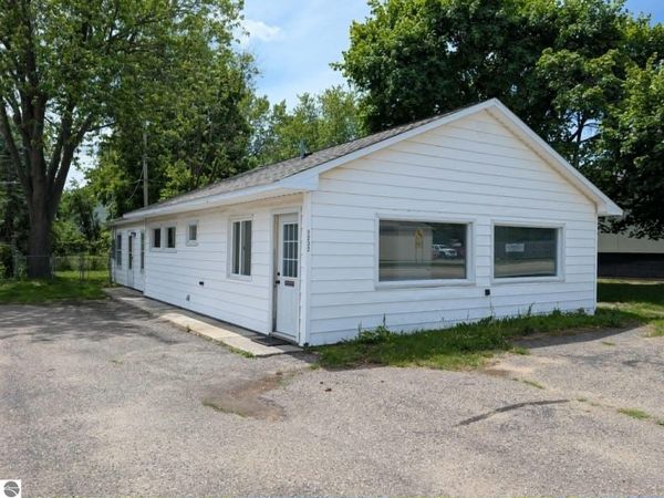 1232 Superior Street E, Alma, MI 48801