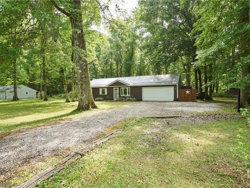 18550 Shaw Road, Chagrin Falls, OH 44023 Photo 2