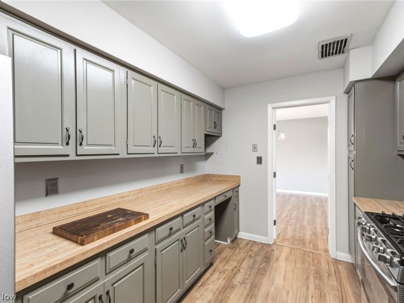 2202 Acacia Park Drive, Unit 2616, Lyndhurst, OH 44124 Photo 4