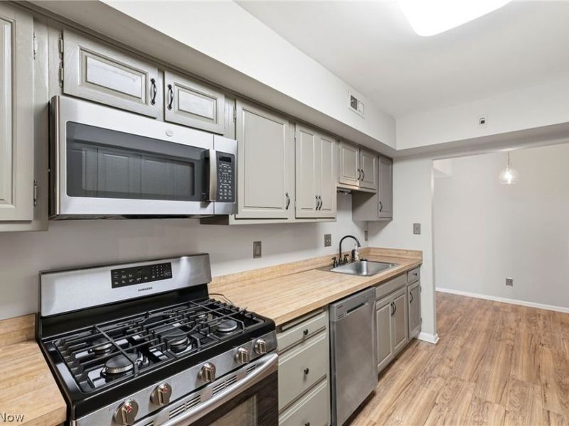 2202 Acacia Park Drive, Unit 2616, Lyndhurst, OH 44124 Photo 5