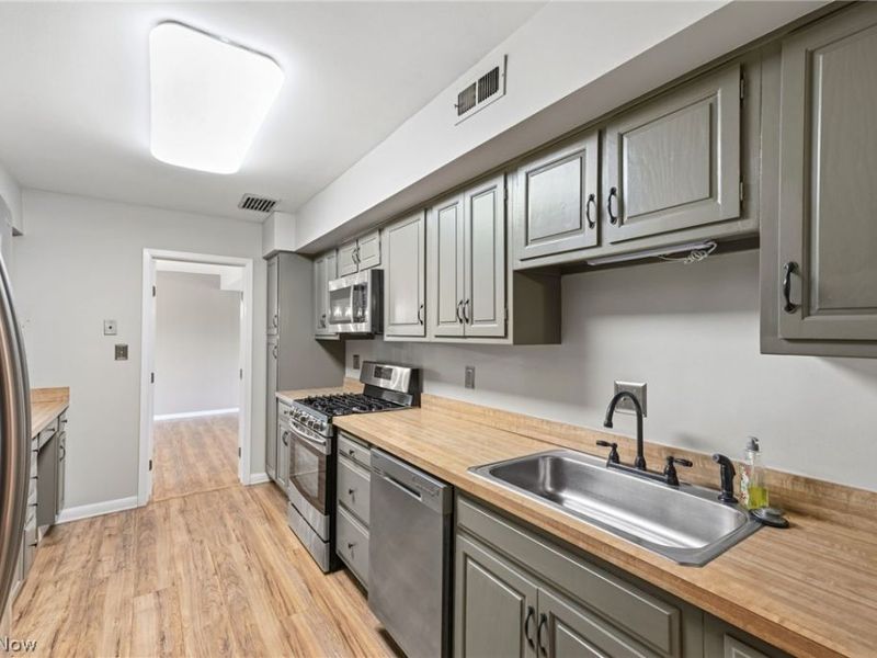 2202 Acacia Park Drive, Unit 2616, Lyndhurst, OH 44124 Photo 6