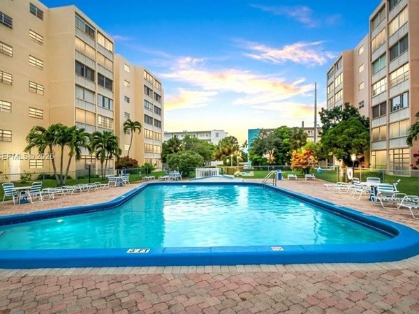 301 NE 14th Ave , Unit 207, Hallandale Beach, FL 33009