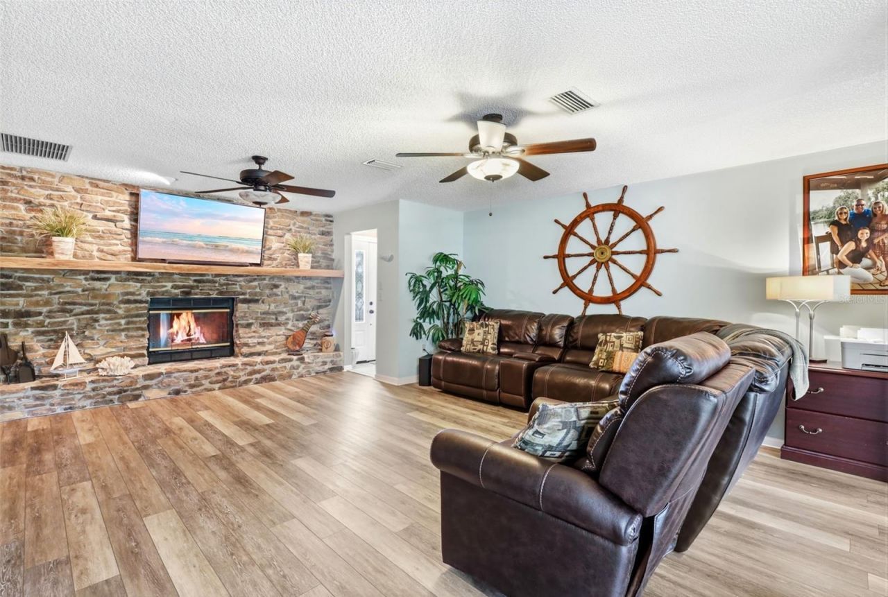 26638 E Cove Drive , Tavares, FL 32778 Photo