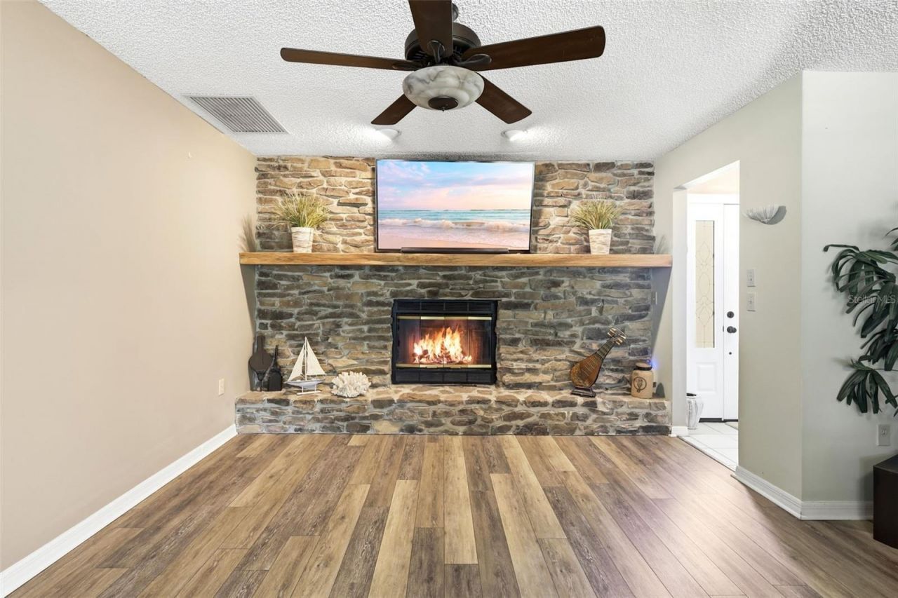 26638 E Cove Drive , Tavares, FL 32778 Photo