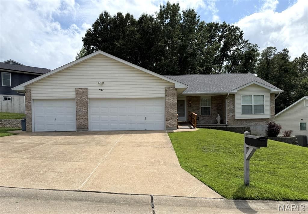 947 Falcon Drive , Imperial, MO 63052 Main Photo