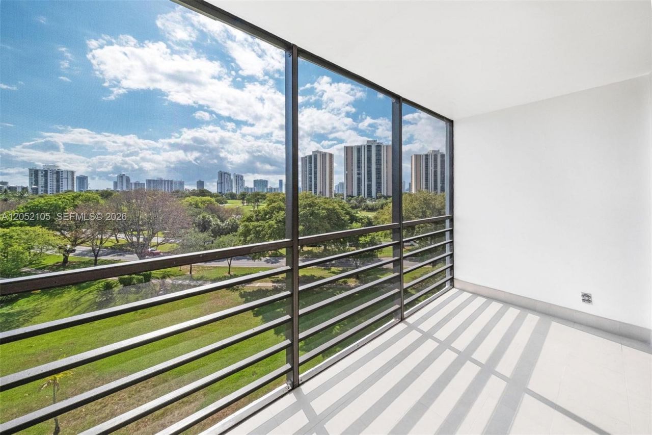 20400 W Country Club Dr , Unit 610, Aventura, FL 33180 Photo