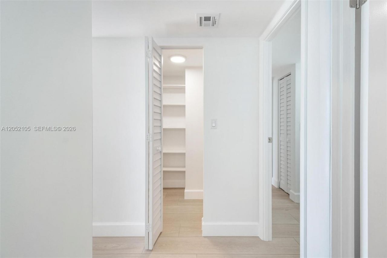 20400 W Country Club Dr , Unit 610, Aventura, FL 33180 Photo