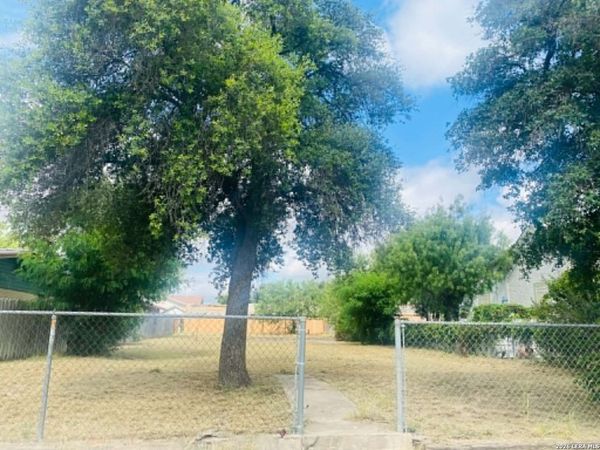 787 E Webster St., Eagle Pass, TX 78852