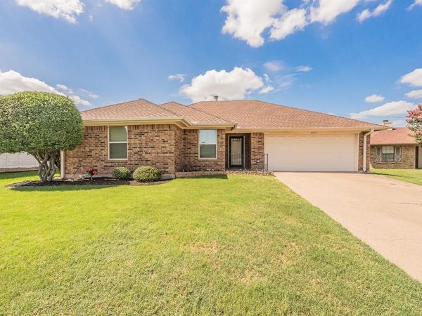 8252 Lesley Lane, Watauga, TX 76148