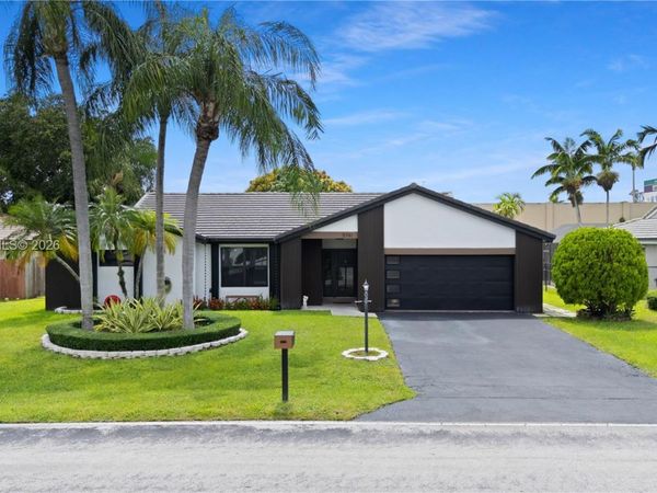 5741 W Waterford Dr, Davie, FL 33331