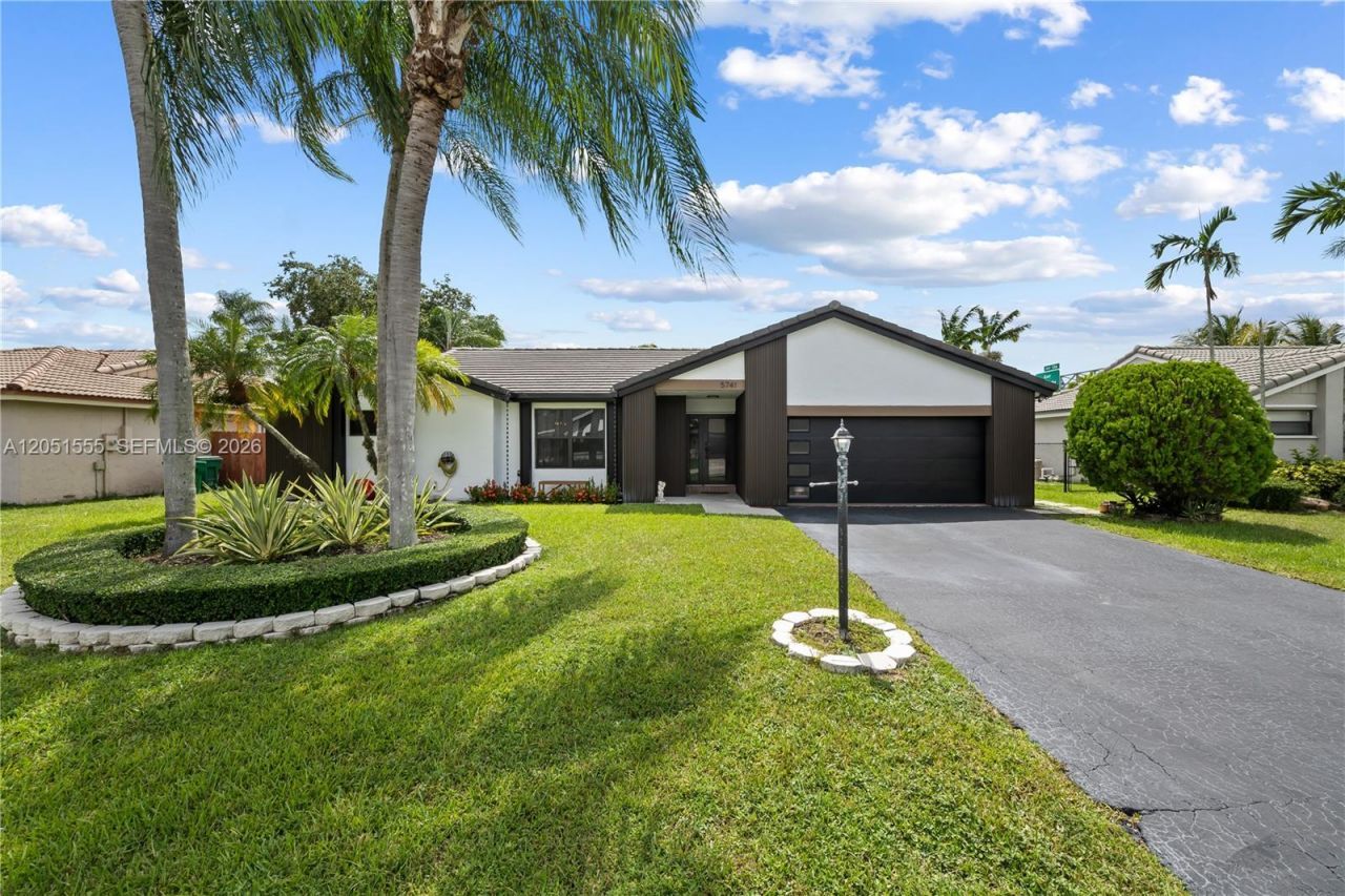 5741 W Waterford Dr, Davie, FL 33331 Photo