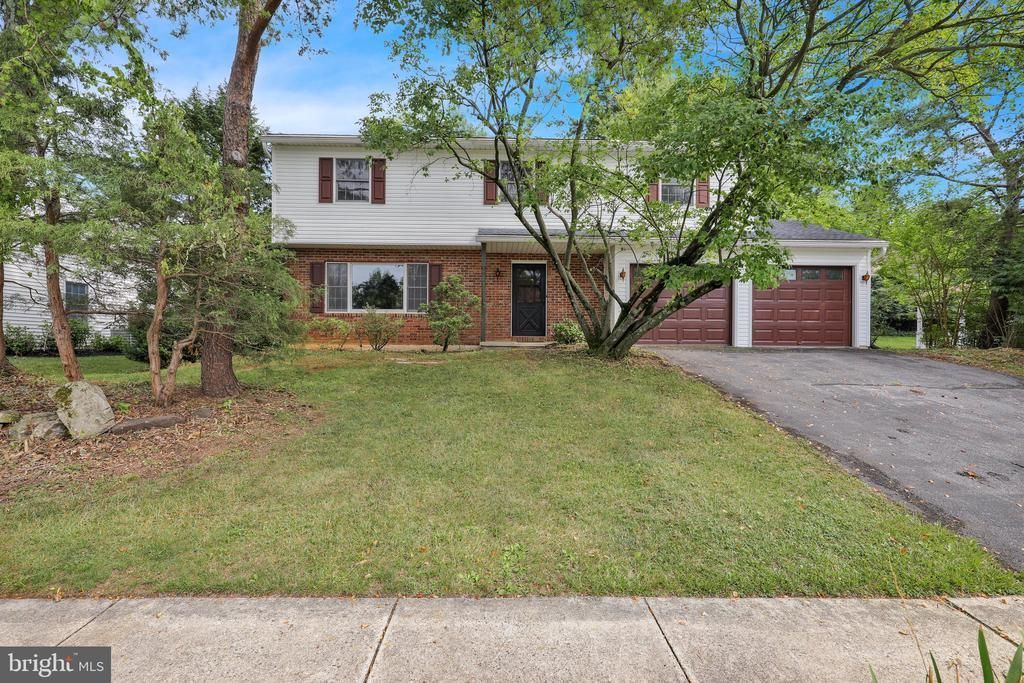 2104 GRING DRIVE , WYOMISSING, PA 19610