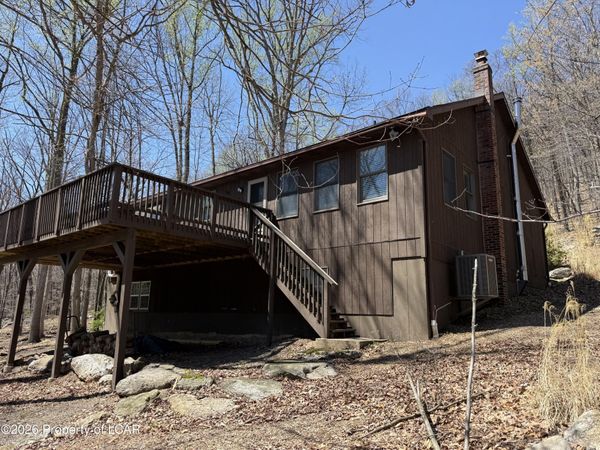 16 Iroquois Circle, Hazleton, PA 18202