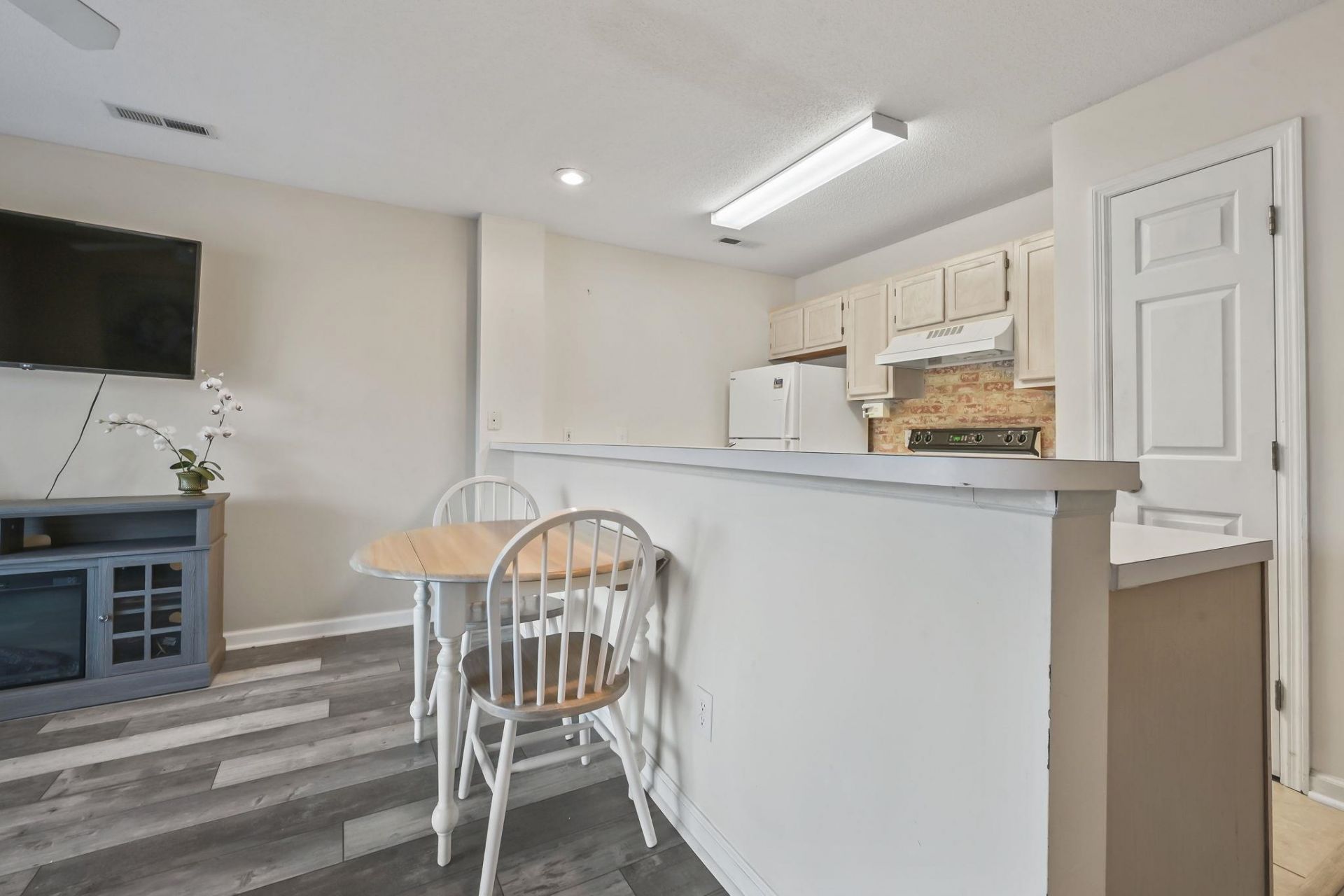 204 Landing Rd.  Photo 10