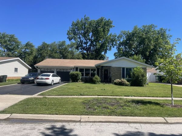 260 Pleasant Drive , Elk Grove Village, IL 60007
