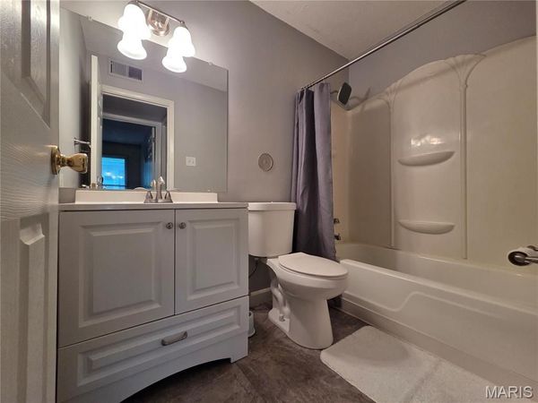 2432 Forest Shadows Drive , St Louis, MO 63136