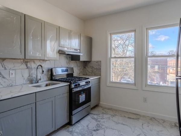 86 Abinger Pl, Unit 2R, Newark, NJ 07106
