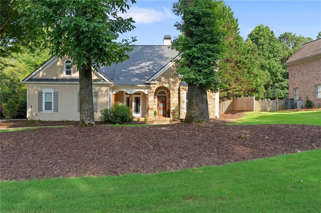 802 Lakeglen Drive, Suwanee, GA 30024 Main Photo