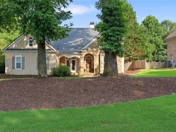 802 Lakeglen Drive , Suwanee, GA 30024