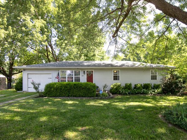 727 W Hughs Street , Bolivar, MO 65613