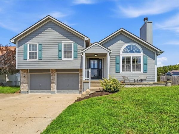 911 Wildwood Drive, Pleasant Hill, MO 64080