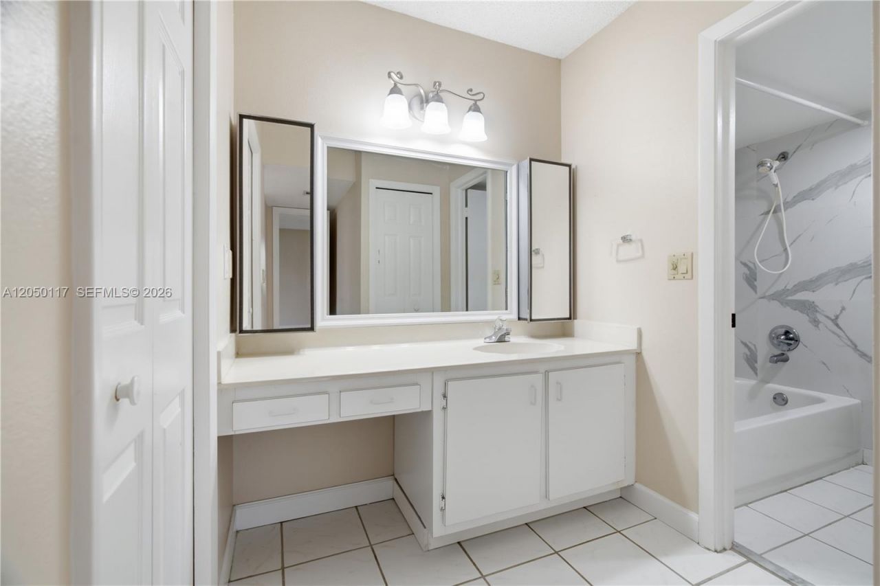 16252 Laurel Dr , Unit 201, Weston, FL 33326 Photo