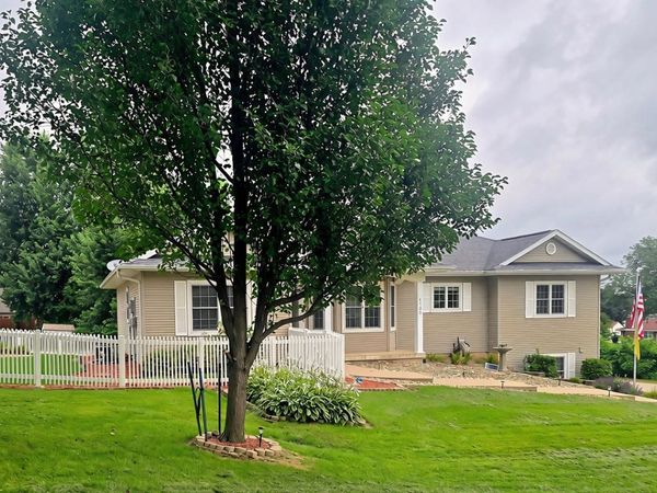1735 Ashton Place, Dubuque, IA 52001