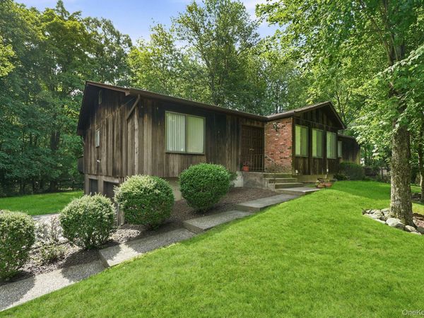 6 Pelham Court, Nanuet, NY 10954