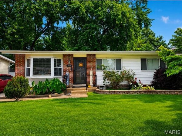 915 Bellarmine Lane , Florissant, MO 63031