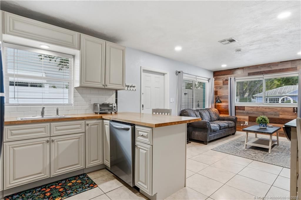 657 SW Cleveland Avenue , Stuart, FL 34994 Photo