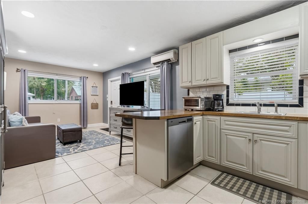 657 SW Cleveland Avenue , Stuart, FL 34994 Photo