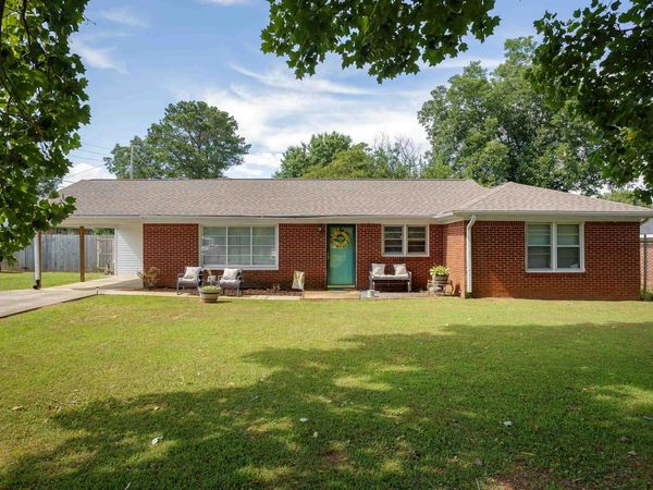 705 Moore St, Tuscumbia, AL 35674