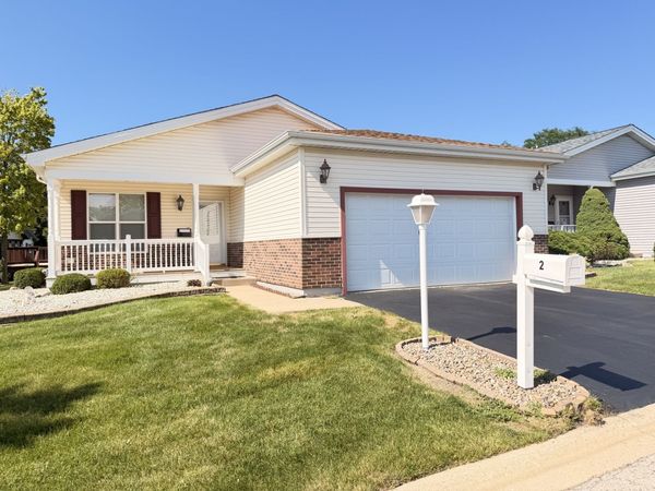 2 Suffolk Way , Grayslake, IL 60030
