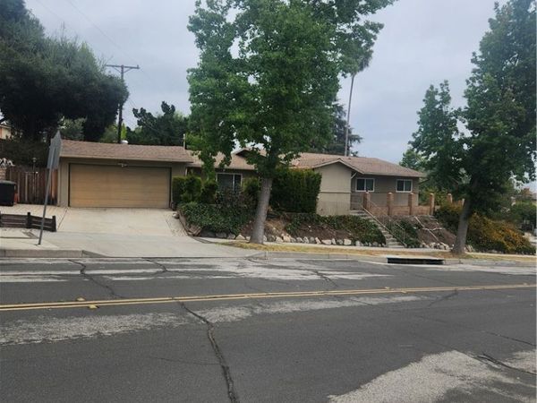 4600 Lauderdale Ave., La Crescenta, CA 91212
