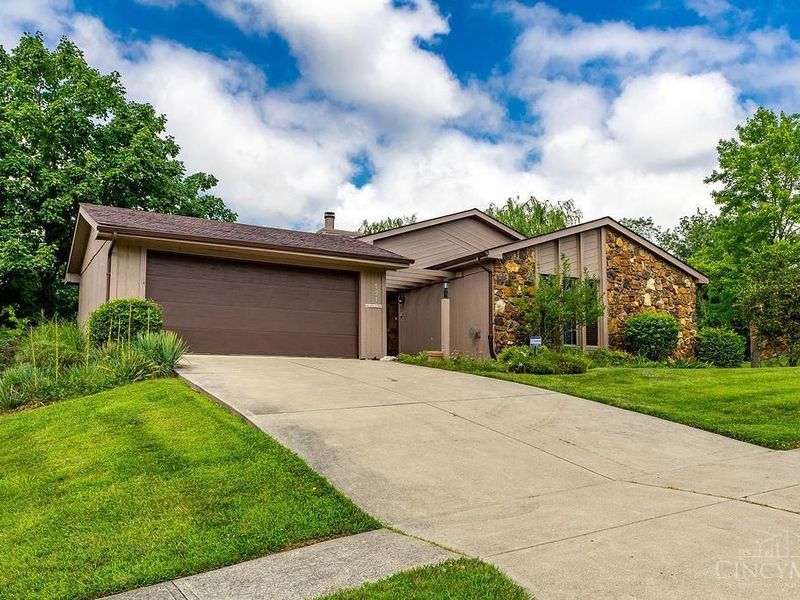 121 Farmington Drive, Hamilton, OH 45013 Photo 2