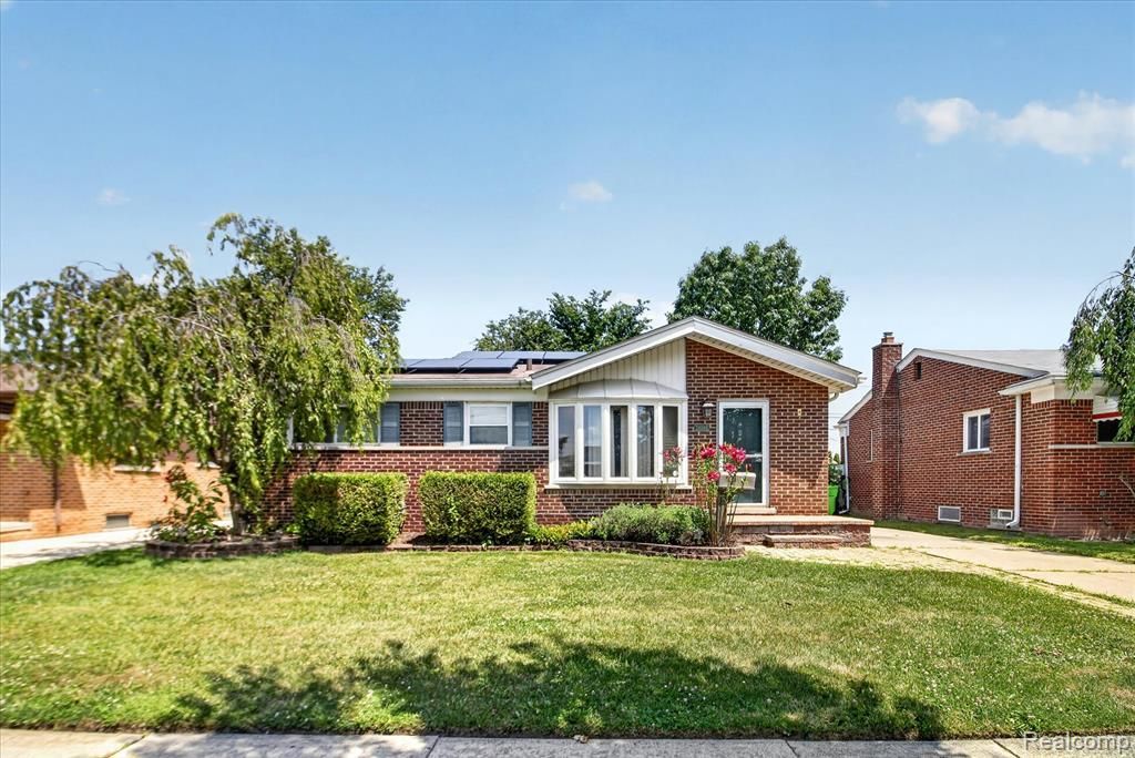 24584 Marine Avenue, Eastpointe, MI 48021 Main Photo