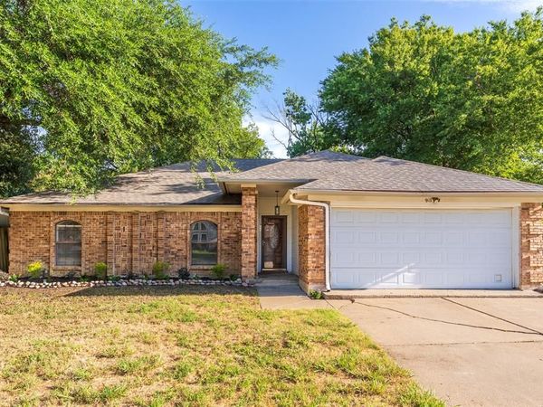 911 Gwinnett Circle, Arlington, TX 76017