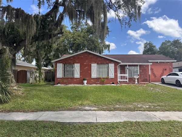 8848 OAK CIRCLE , TAMPA, FL 33615