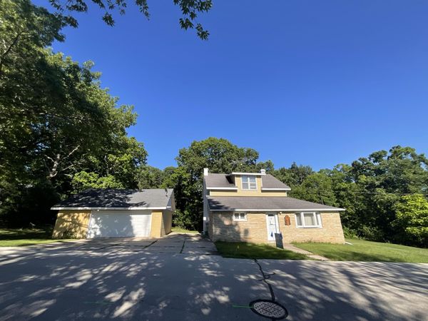 W297N2968 Oakwood Grove Rd, Delafield, WI 53072