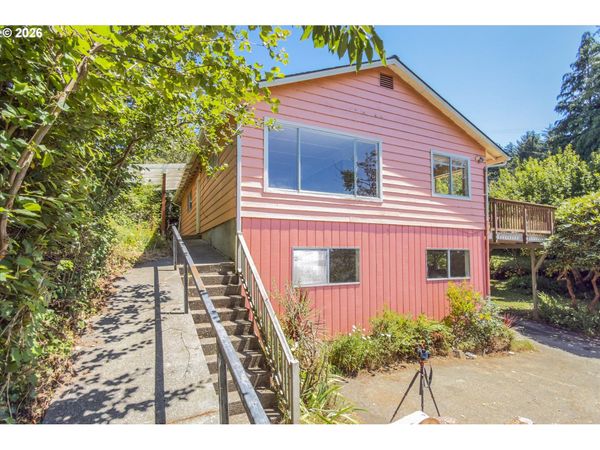 1077 F ST, Coos Bay, OR 97420