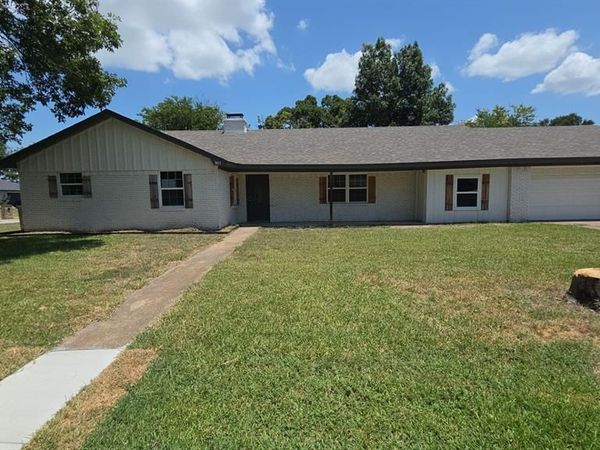 901 Crestview Drive, Kaufman, TX 75142